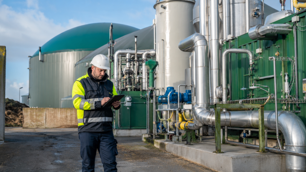 Audytor techniczny analizujący instalację biogazowni przemysłowej z wykorzystaniem tabletu